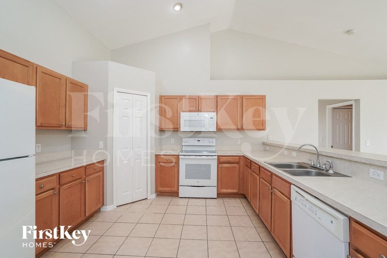 1702 Nw 18th St - Photo 5 of 15