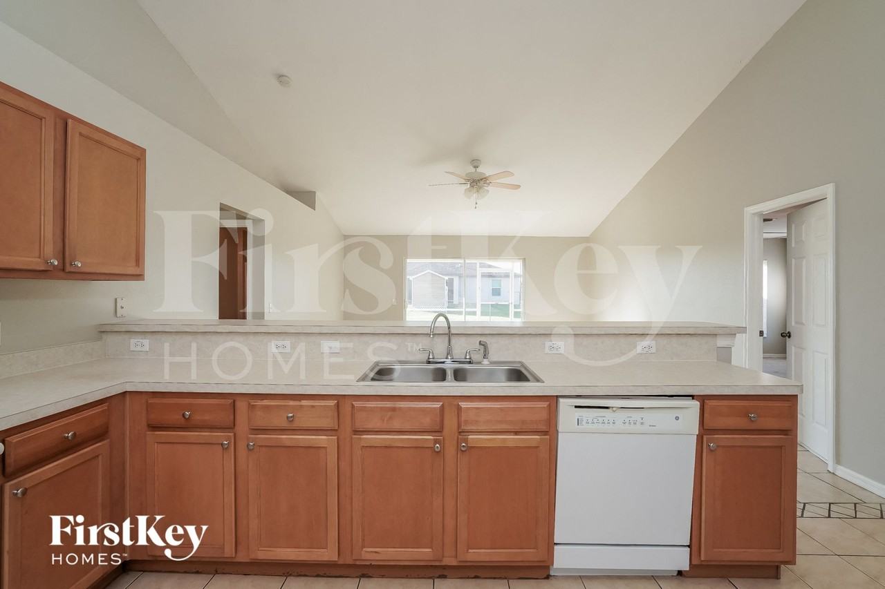 1702 Nw 18th St - Photo 6 of 15