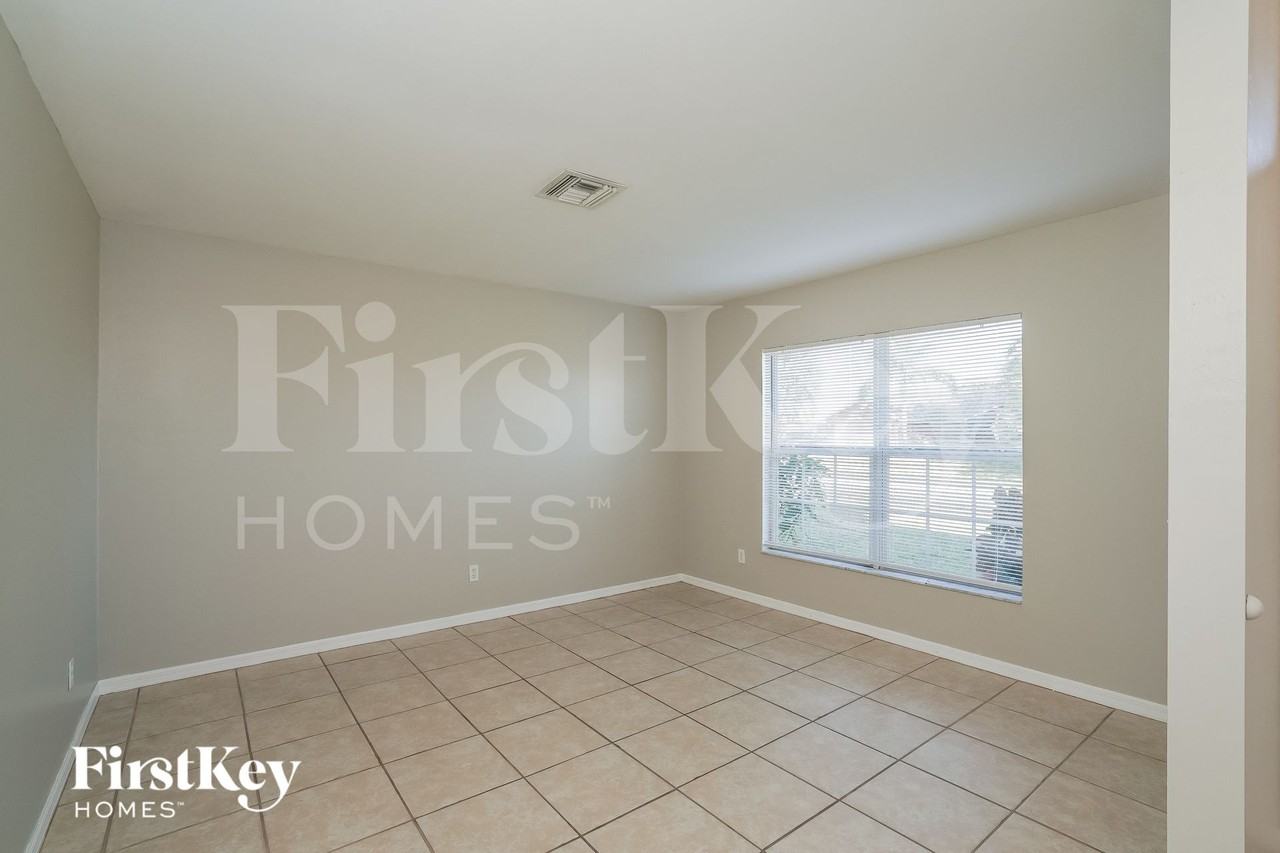 1702 Nw 18th St - Photo 7 of 15