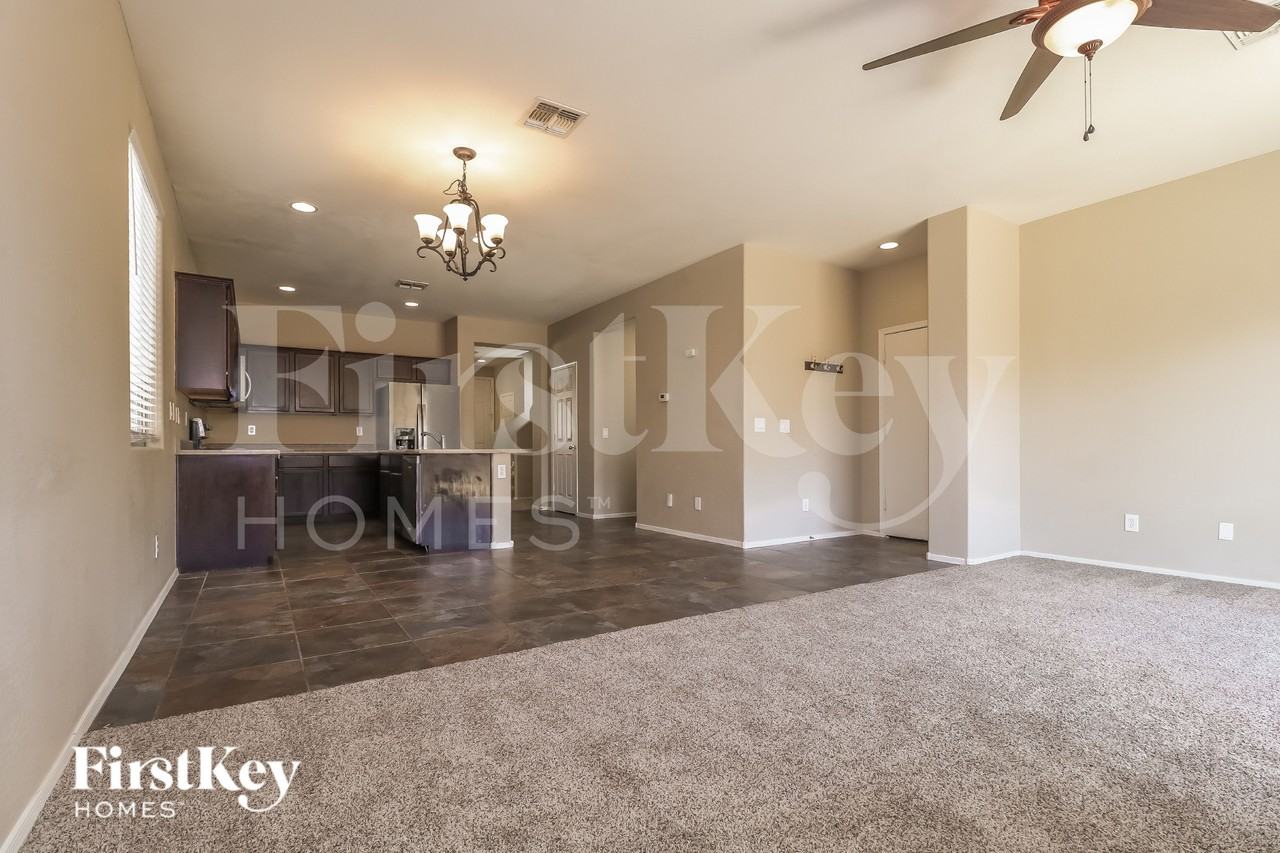 15427 W Canterbury Dr - Photo 5 of 16