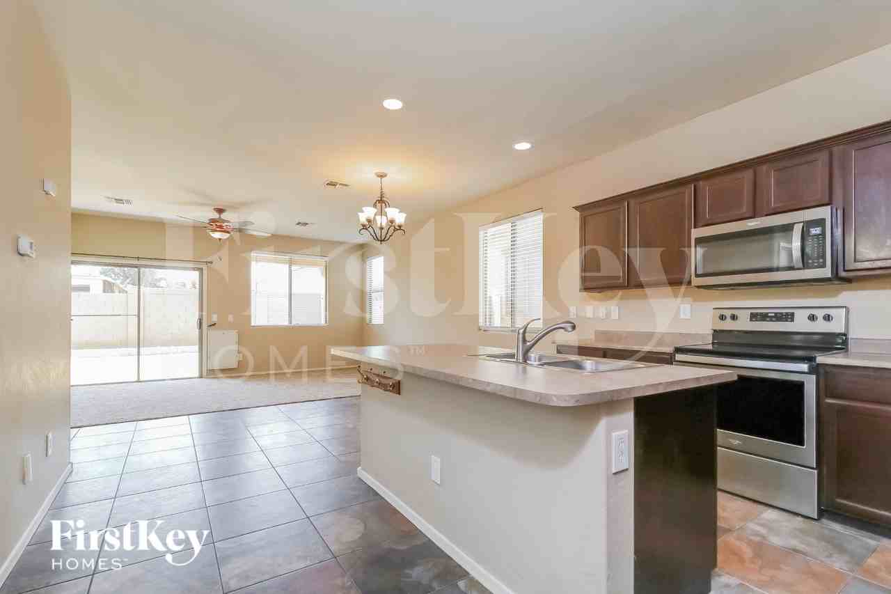 15427 W Canterbury Dr - Photo 6 of 16