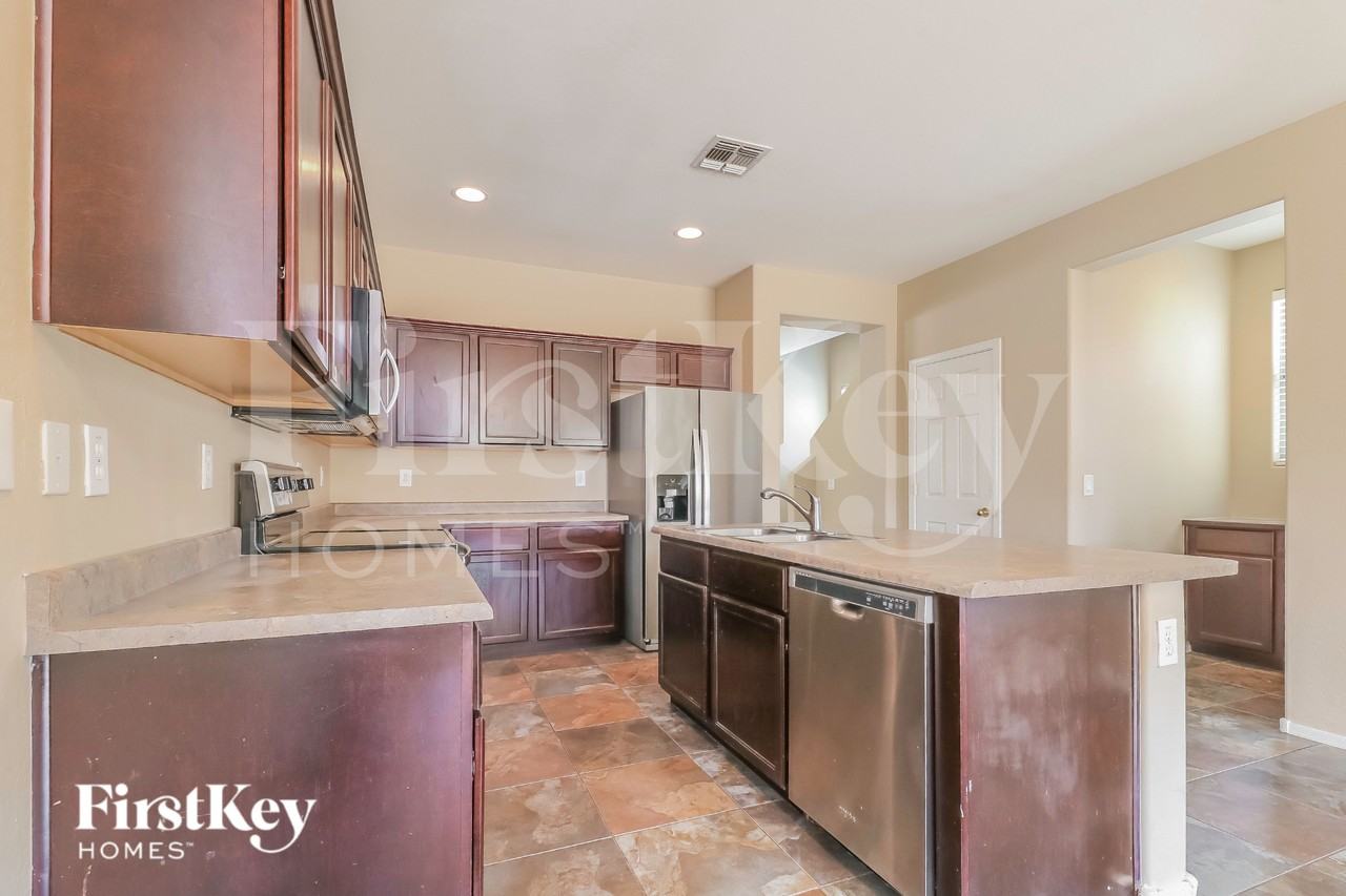 15427 W Canterbury Dr - Photo 7 of 16