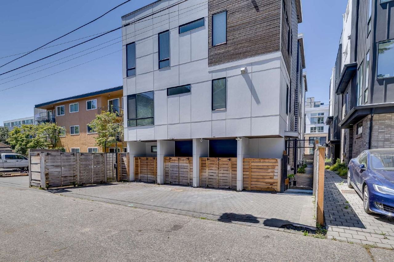 216 10th Ave E - Photo 3 of 20