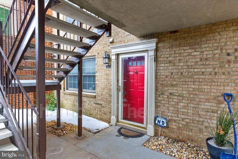 939 S Scott St #1 - Photo 3 of 19
