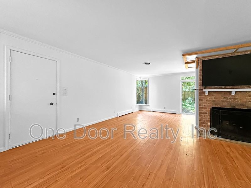 712 Powell St - Photo 3 of 30