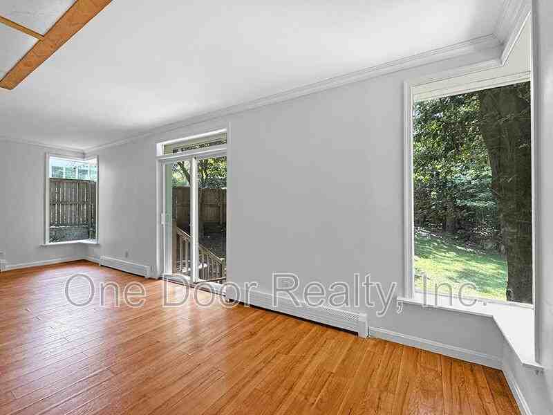 712 Powell St - Photo 5 of 30