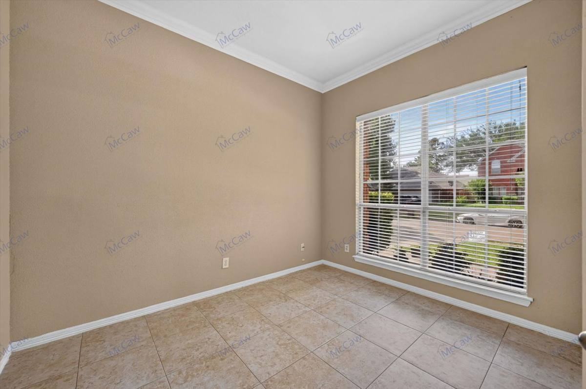 504 Coventry Dr - Photo 3 of 10
