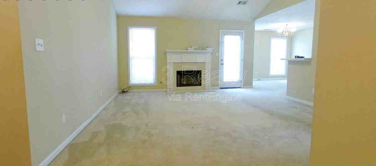 133 Harbour Lake Dr - Photo 3 of 10