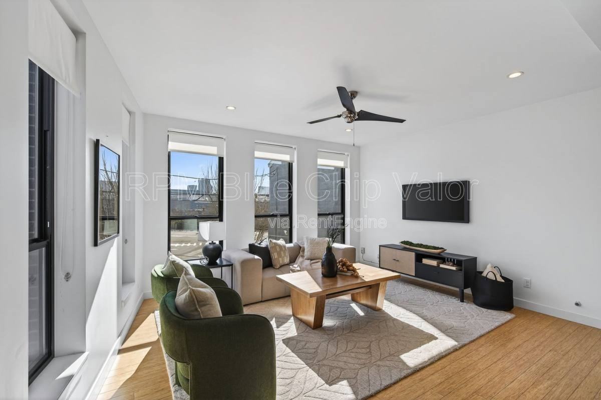 432 Liberty Hl #A - Photo 3 of 10