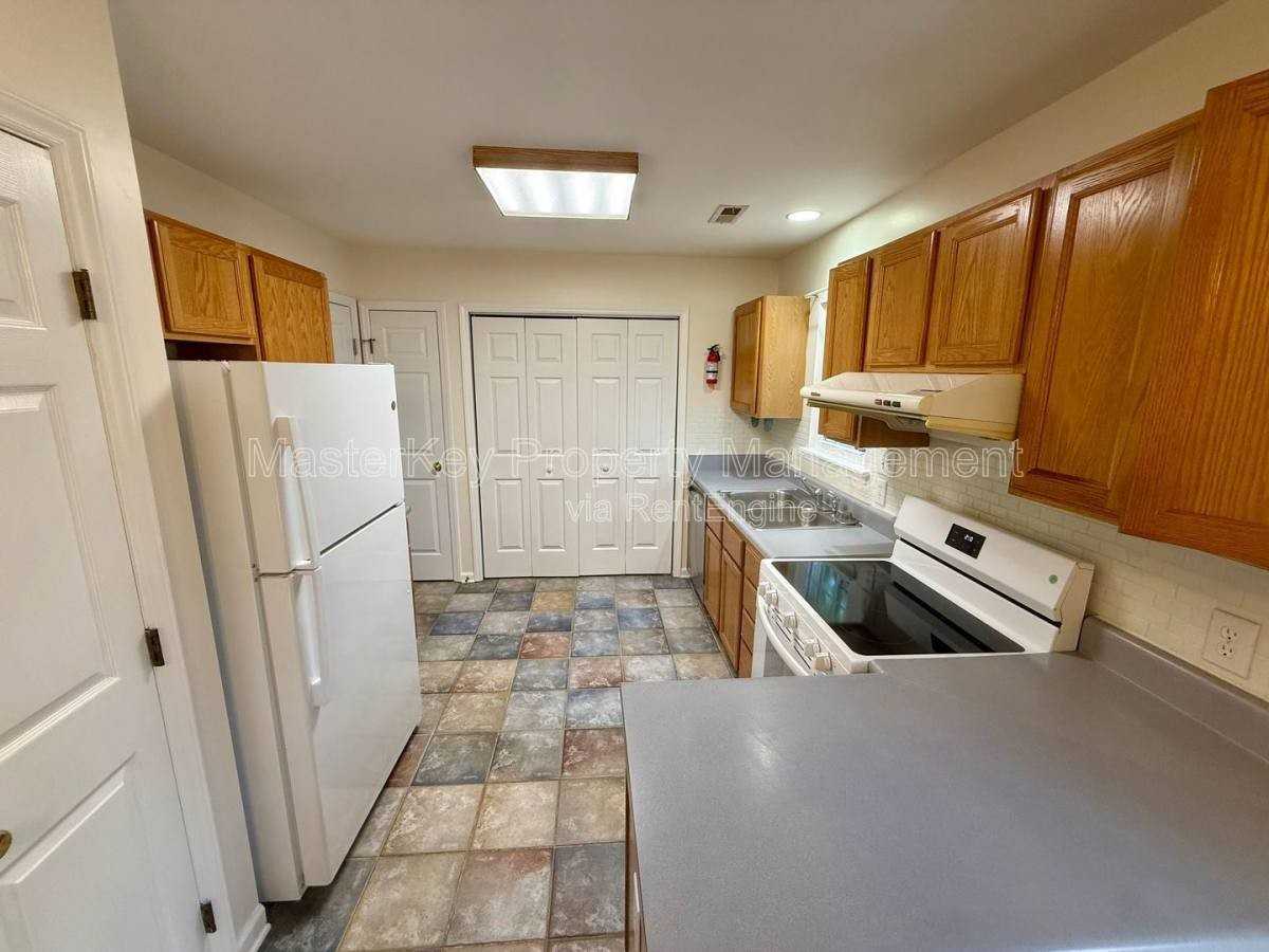 327 Saint Thomas Dr - Photo 3 of 10
