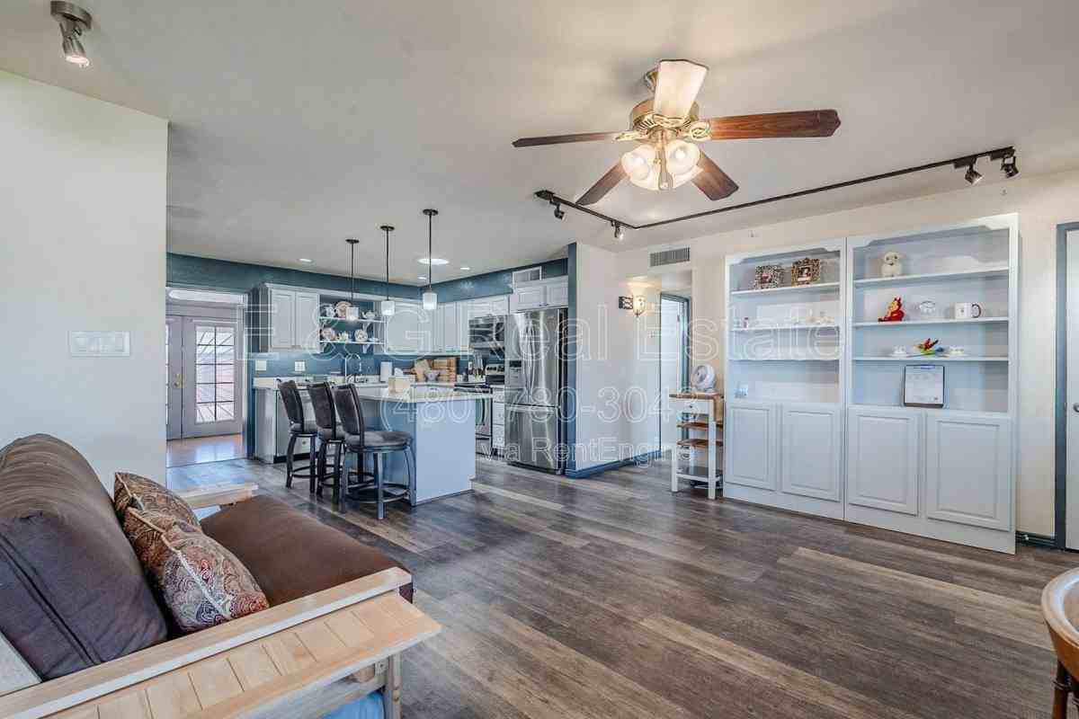 1022 W Apollo Ave - Photo 3 of 10