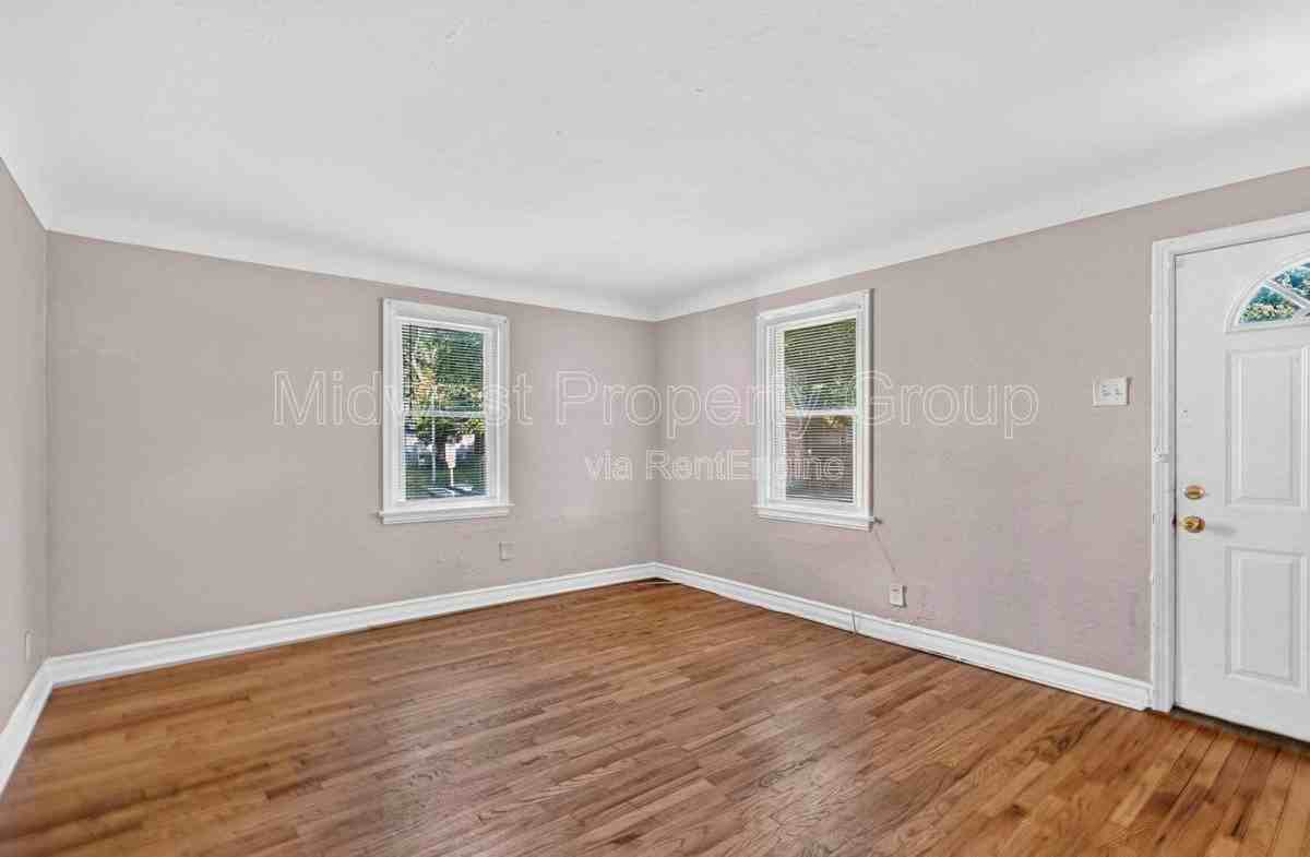 7815 Cler Ave - Photo 3 of 10