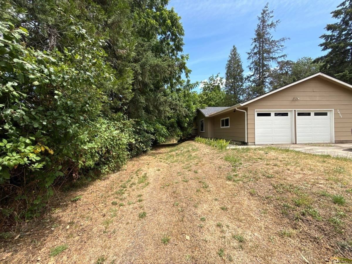 2435 City View St - Photo 2 of 10