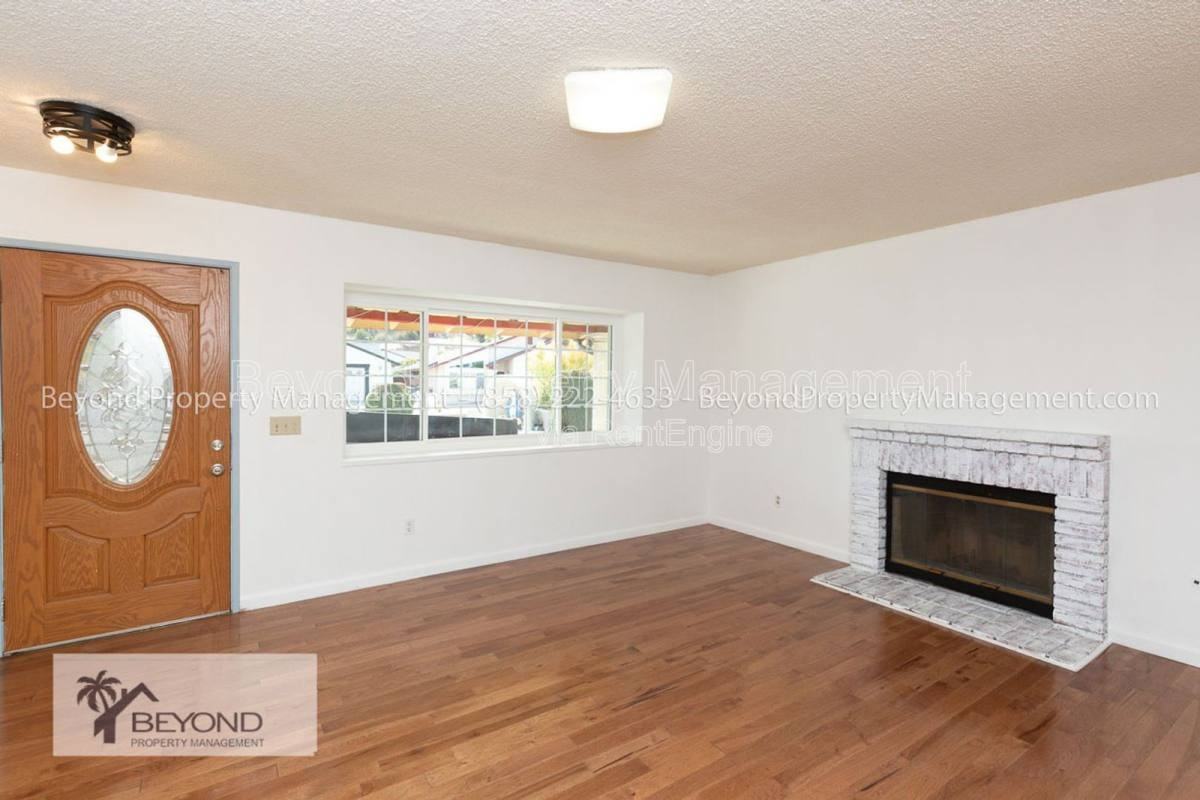 904 Harbison Pl - Photo 3 of 10
