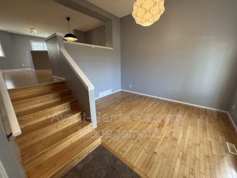 8304 11 Ave Sw #7 - Photo 3 of 34
