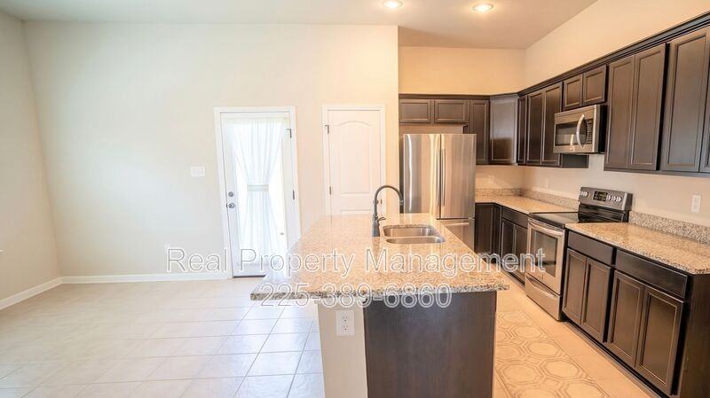 1870 Oakwood Dr - Photo 3 of 11