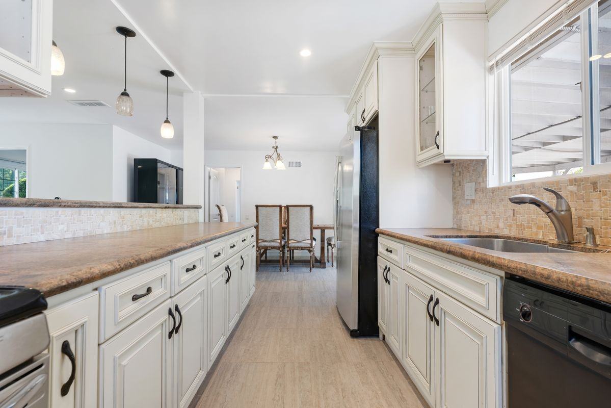 23957 Vanowen St - Photo 4 of 8
