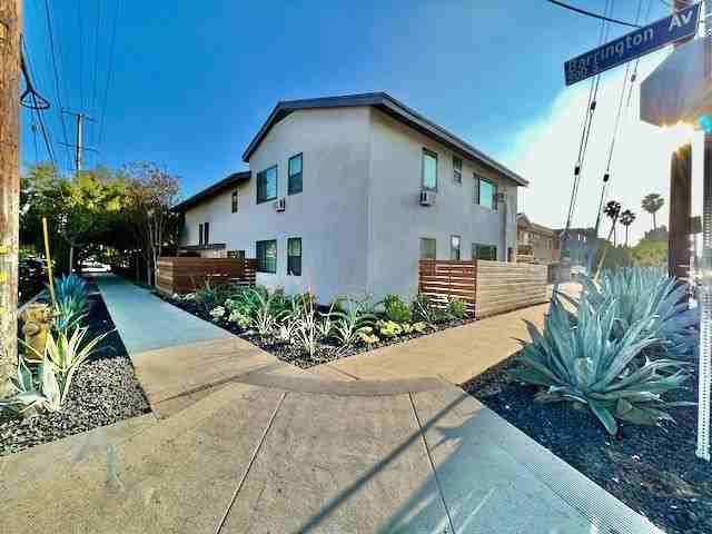 903 S Barrington Ave - Photo 2 of 28