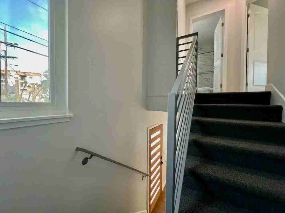 903 S Barrington Ave - Photo 5 of 28