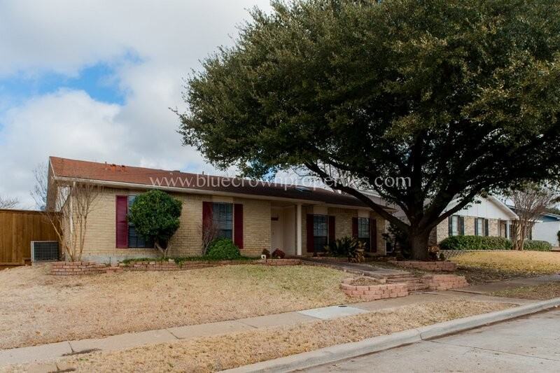 10239 Catalpa Rd - Photo 2 of 40