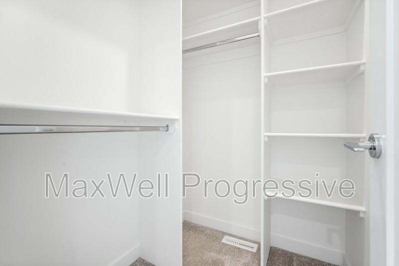 11109 51 St Nw #MAIN - Photo 3 of 21