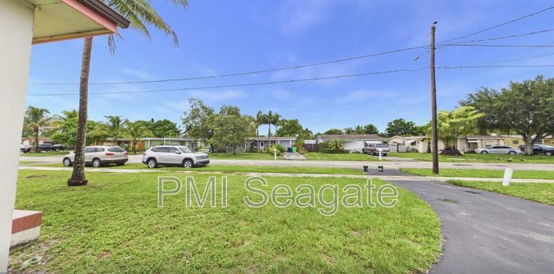 7620 Nw 21st St - Photo 2 of 22
