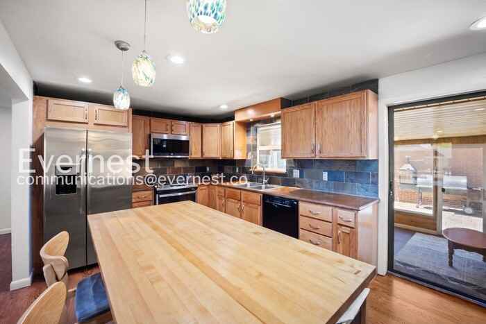 2605 Reed Ct - Photo 4 of 25
