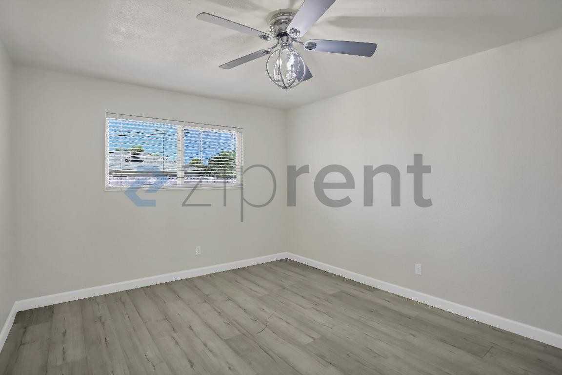 3097 W Sussex Way - Photo 5 of 33