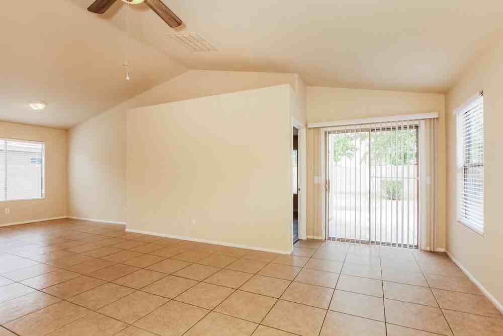 11026 W Wilshire Dr - Photo 3 of 16