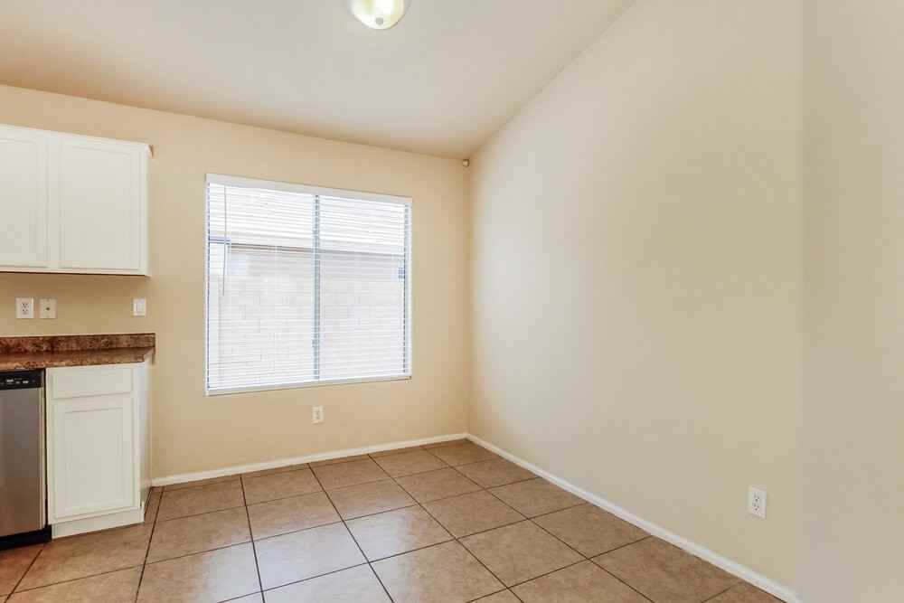 11026 W Wilshire Dr - Photo 5 of 16