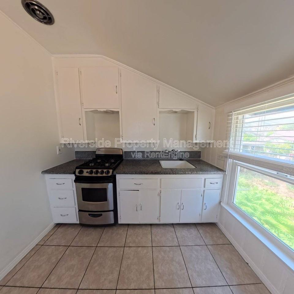 3939 Twining St #B - Photo 3 of 10