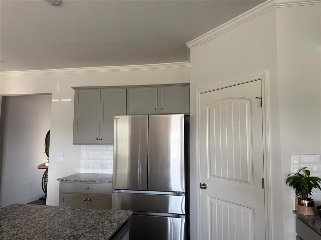 325 Thompson Dr - Photo 5 of 14