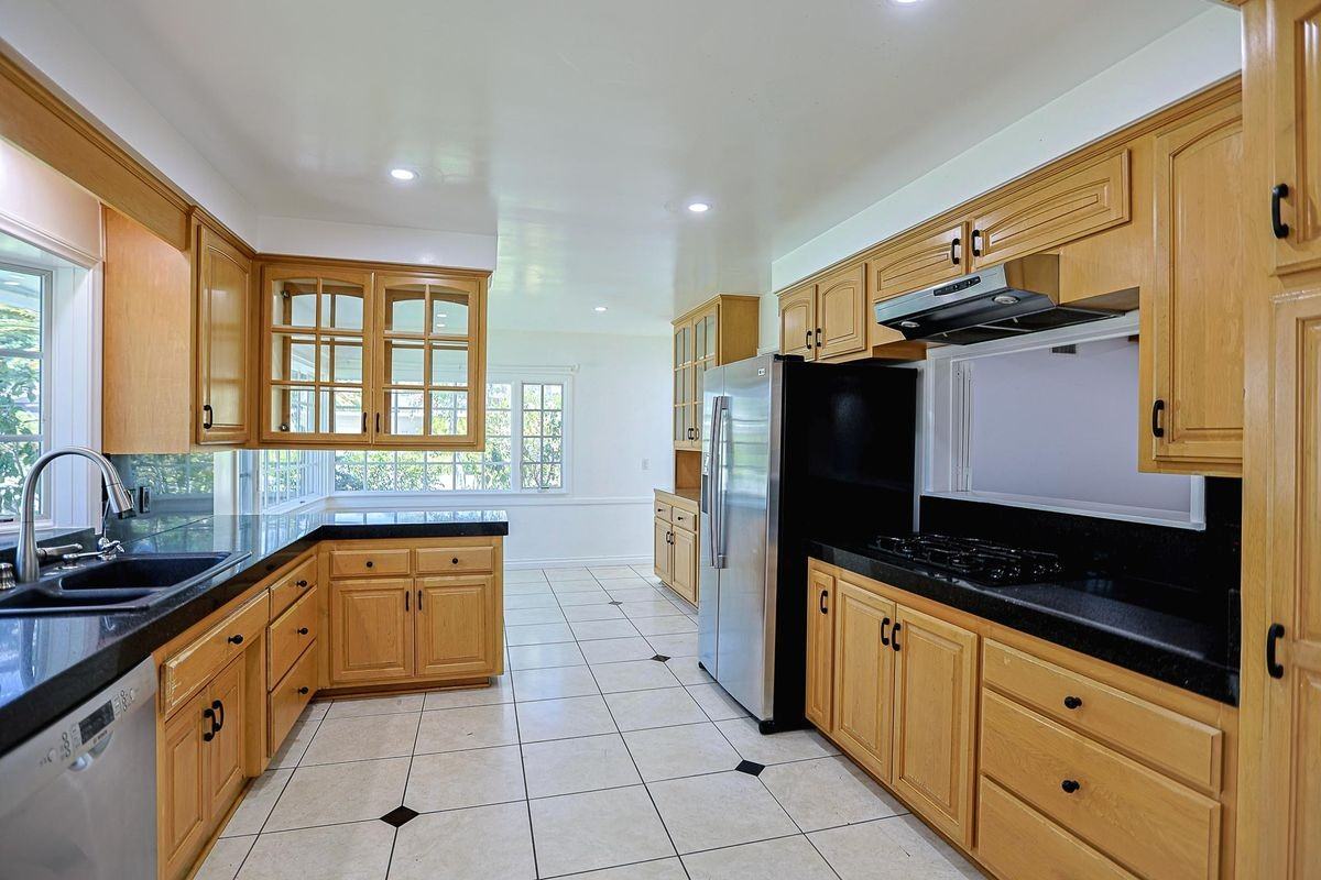 1200 W Rowan St - Photo 2 of 5