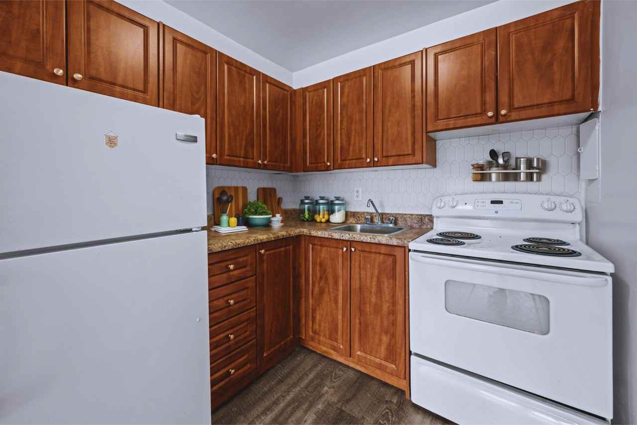 Queenston Apartments - Photo 7 of 17