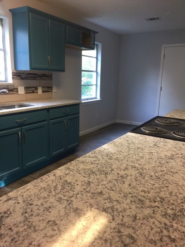 1527 Hillside Dr - Photo 5 of 9
