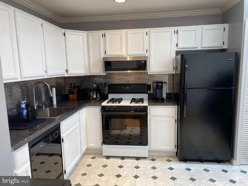 617 N Henry St - Photo 3 of 15