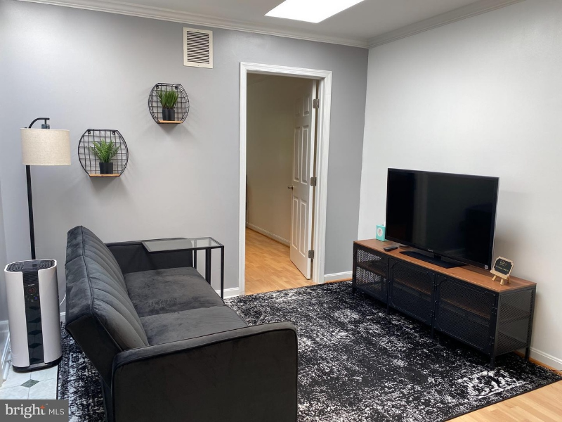 617 N Henry St - Photo 4 of 15