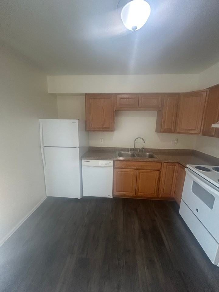 13 Royal Crest Dr #D - Photo 2 of 21