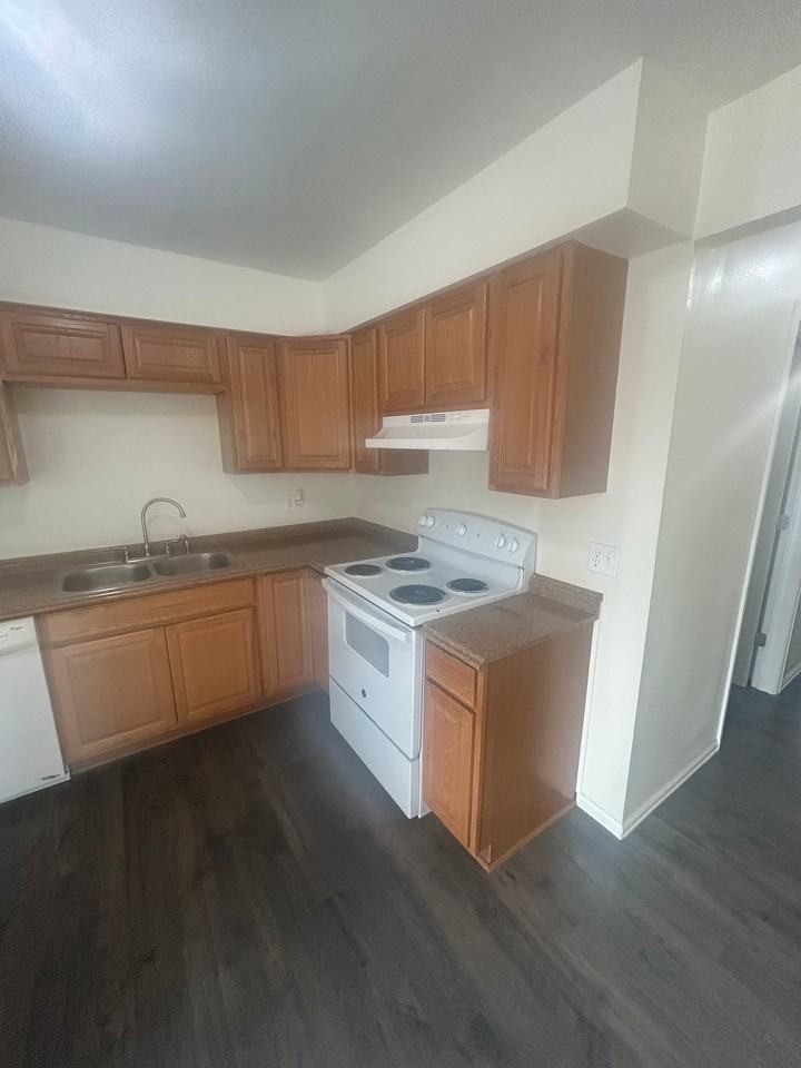 13 Royal Crest Dr #D - Photo 3 of 21
