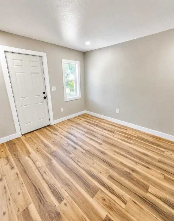 910 W 13th St - Photo 5 of 8