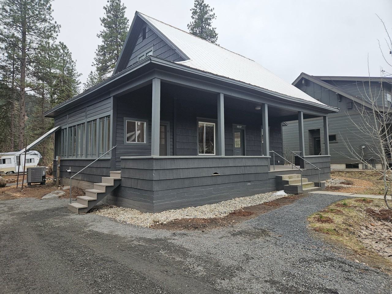 1217 Commercial St - Photo 2 of 18