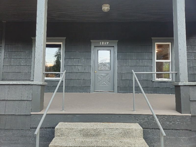1217 Commercial St - Photo 4 of 18