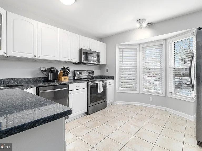1496 Lowell Ct - Photo 4 of 11
