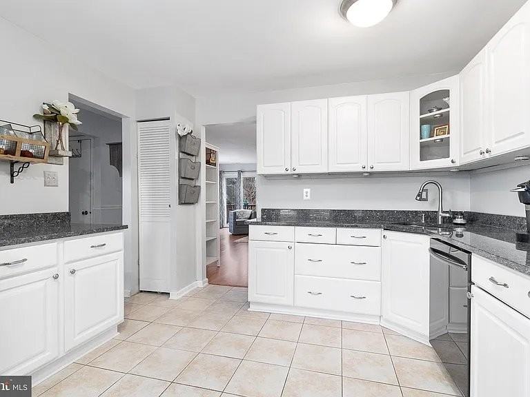 1496 Lowell Ct - Photo 5 of 11