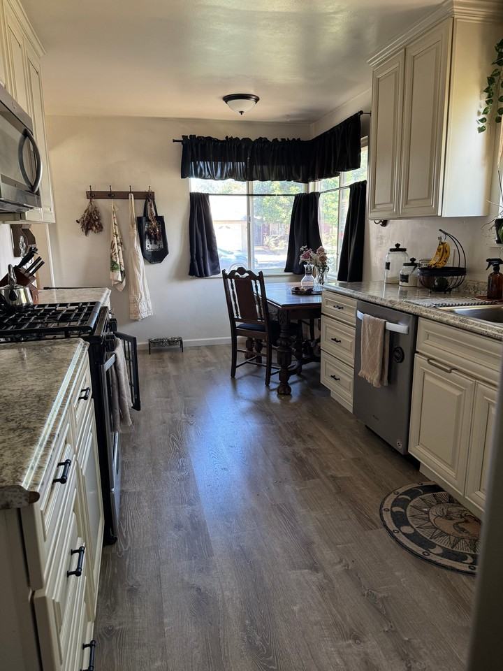 1016 Poplar Ave - Photo 2 of 7
