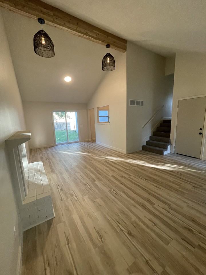 1207 Geneva St - Photo 4 of 19