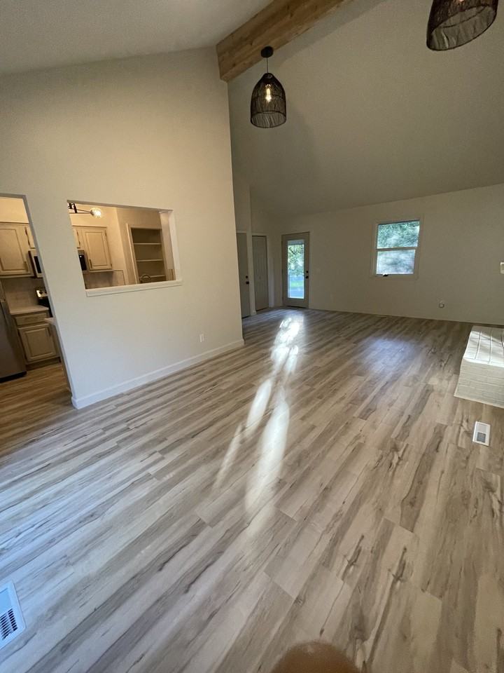 1207 Geneva St - Photo 5 of 19