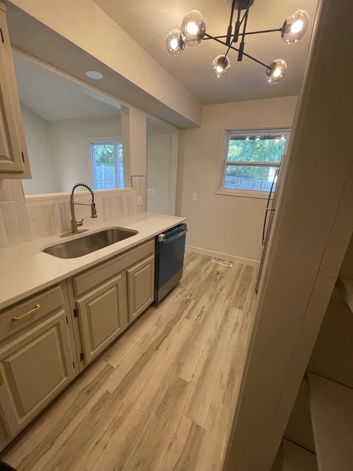 1207 Geneva St - Photo 7 of 19
