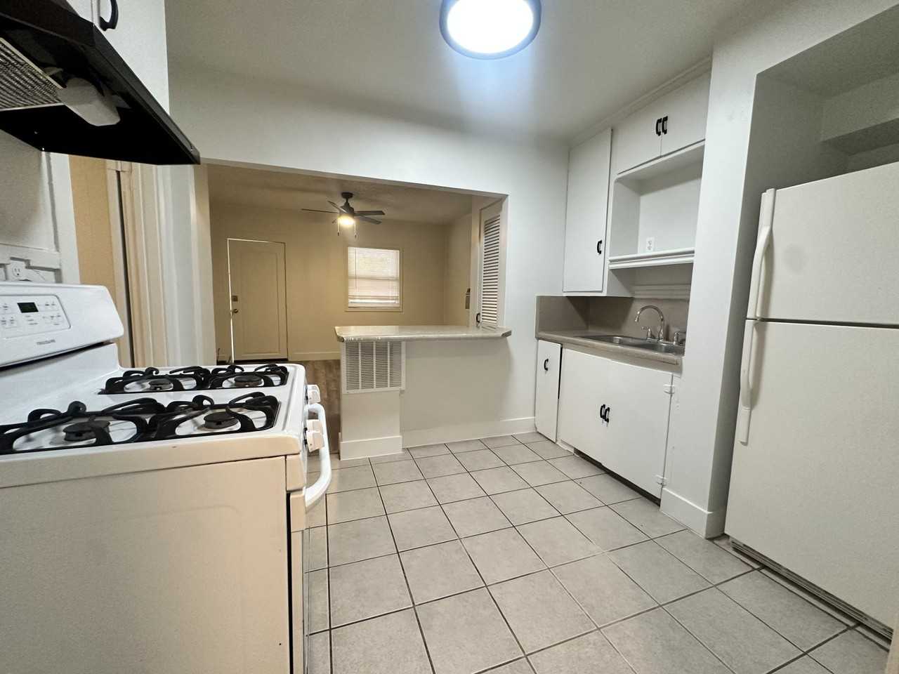 3442 S St #C - Photo 4 of 11