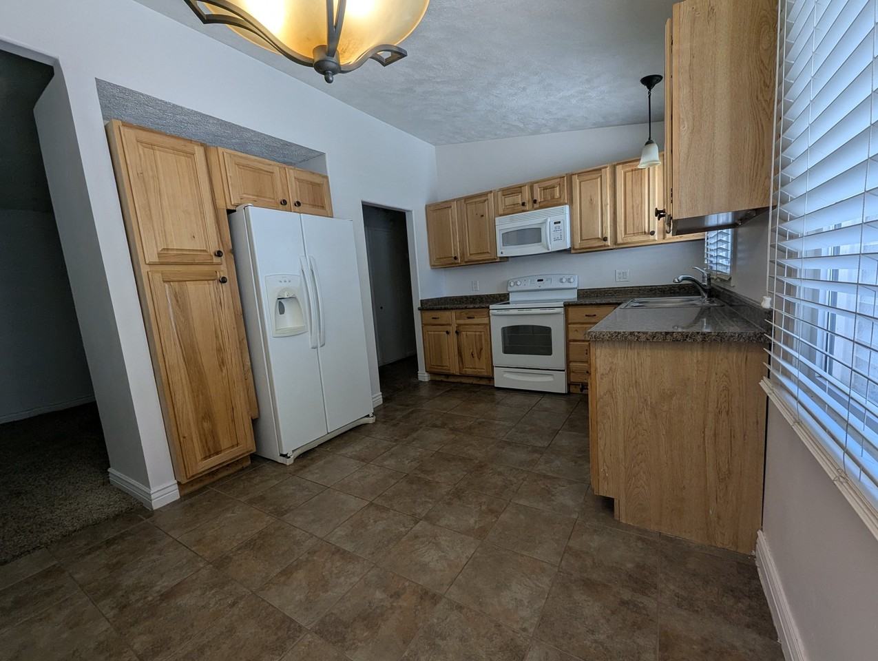2566 S.W. - Photo 3 of 15
